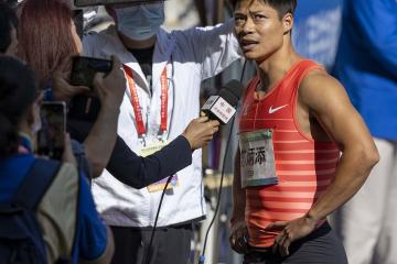 包含电竞国家队在比赛中因伤离场，苏炳添主教练感到担心的词条