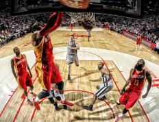 浓眉哥回归赛场，突破纪录首场状态亮眼，篮网观众沸腾！